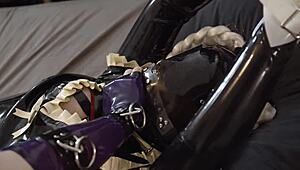 乳胶夫妻在捆绑性爱前为主人口交