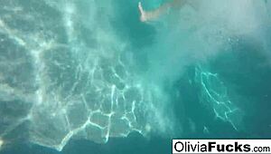 奥利维亚泳池裸体自慰露奶露逼