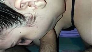 嫂子独处时吸我的大鸡巴