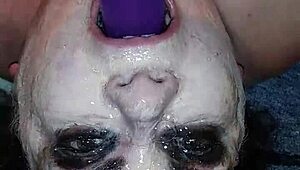 TL小姐深喉狂吞假屌！