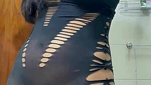 Gravei a namorada do corno s� meu amigo uma baita gostosa no banheiro