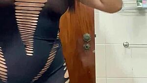 Gravei a namorada do corno s� meu amigo uma baita gostosa no banheiro