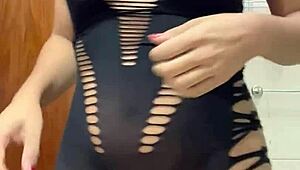 Gravei a namorada do corno s� meu amigo uma baita gostosa no banheiro