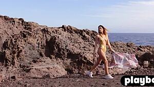 hot big ass brunette teen 18+ posing outdoor and really enjoyed it