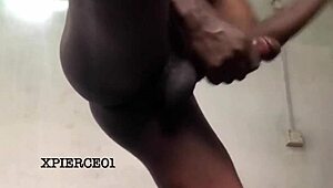 年轻骚妹撸大黑屌幻想射偏了