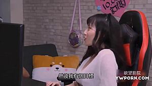 嘿，想看这个性感中国美女在直播上玩脏游戏吗？