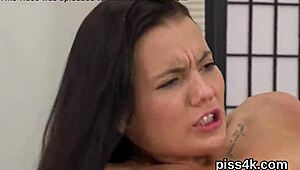 完美女同18+少女被尿喷湿逼潮吹！