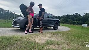 O Carro da Gostosa Quebrou na Estrada, Ajudei e Ela Me Pagou com Buceta Quente. Completo no Sheer e Red!