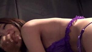 惊艳年轻女孩在更衣室被抓到换衣服！接下来呢？