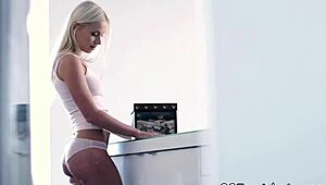 金发美女脚底射精足交手交高潮！