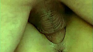 可爱的美女们在暴露狂1中为急切的男人脱衣