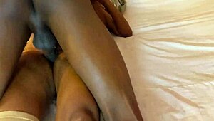 最热Sumona和Rubel同性恋少年浪漫性爱