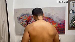 Uma bela mamada bem gostosa num cacete grosso e ouvidos grandes