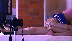 La Estudiante Universitaria Explora Fantasías Salvajes Con Su Amiga En El Apartamento