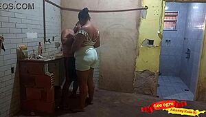 用屁股付砖工钱！