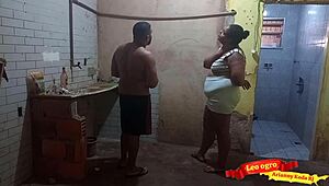 用屁股付砖工钱！