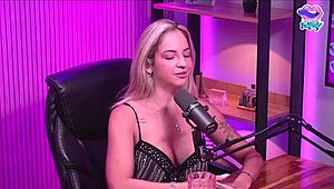 A loirinha strips bare in the studio for steamy lesbian play.