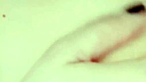 Que Rica Colombiana - Hijastra Culona Tetona Y Con Gran Coño Se Masturba En El Baño Y Luego Se Sigue Tocando En El Cuarto De Su Casa Real Casero Amateur