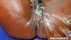 我受不了这个狂野黑人喷水时刻，自己手指让我疯狂！