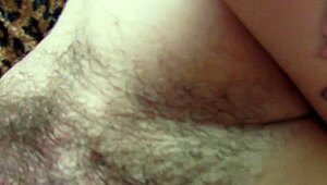 Hairy gal, big clit, nice lips... hitachi play!