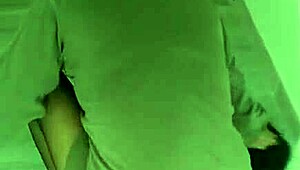 头巾尼龙裤袜熟女擦地板骚浪扭