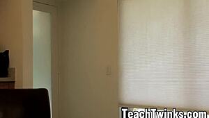 小鲜肉溜泳池边狂干被肌肉哥抓包