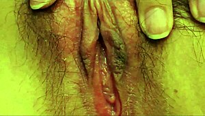 中国丰满模特近距离展示湿阴道