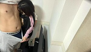 年轻小情侣上学前客厅激情缠绵做爱