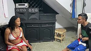 Mi Madrastra Me Engaña Para Correrme En Ella