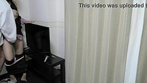 年轻小情侣上学前客厅激情缠绵做爱