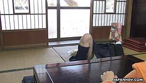 成熟棕发美女揉弄湿穴完美释放