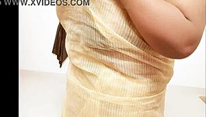 sexy indian aunty in traditional saree