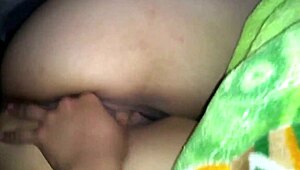 mi amiga lesbiana me deja tocar su coño después de que su novia se la mamara