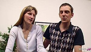 Man, this cuckold husband joins a dumb girlfriend and stranger for a retro threesome 😲