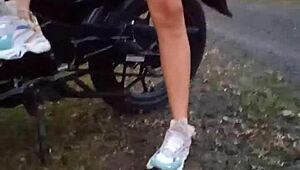 拉丁美女戶外展示大奶和逼