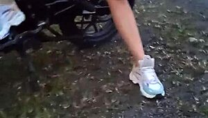 拉丁美女戶外展示大奶和逼