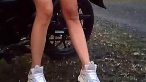 拉丁美女戶外展示大奶和逼