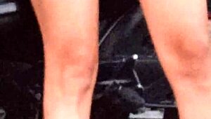 拉丁美女戶外展示大奶和逼