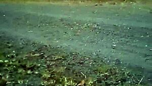 拉丁美女戶外展示大奶和逼