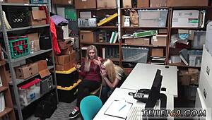 涂油金发年轻辣妹和继妈伙伴三人行