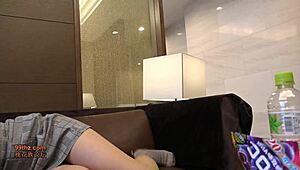 调皮日本宝贝在无码行动中变得狂野