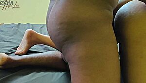 忍不住我火辣马来西亚女友的紧逼，她的巴西室友加入猛烈抽插！