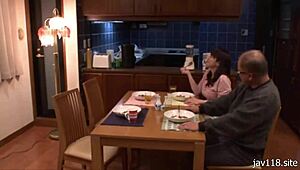 日本老师诱惑男孩床上行动