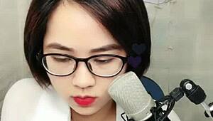 短发韩国美女在Uplive上直播