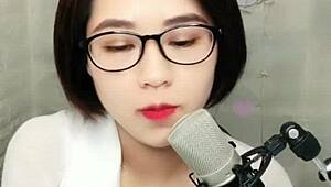 短发韩国美女在Uplive上直播