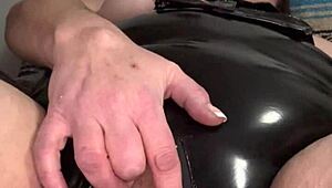 just saw minxycme squirt hard on a thick cock