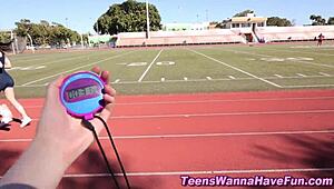 健美女同18+妹子派对手指舔屄互玩