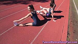 健美女同18+妹子派对手指舔屄互玩