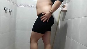 i'm masturbatin in the bathrom with a vibrator, feelin so good