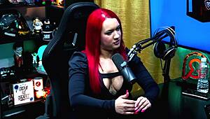 Ela ficou de quatro na mesa e empinou para o apresentador bem gostoso - bia ruiva podcast p�pum no barraco completo no red sheer